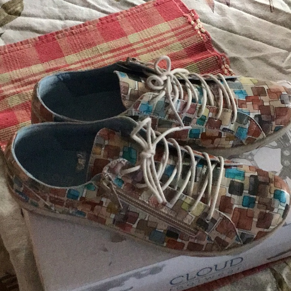 Women’s CLOUD footwear